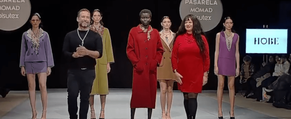 Cierre del desfile de Hobe en la pasarela de  febrero de MOMAD 2026